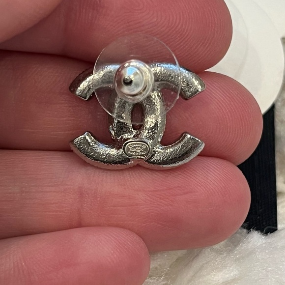 ❌SOLD❌ CHANEL 25C White Silver & Crystal CC Logo Stud Earrings NEW with/Receipt - Picture 10 of 14